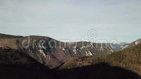 法国奥西塔尼的比利牛斯山谷的鸟瞰图视频的预览图