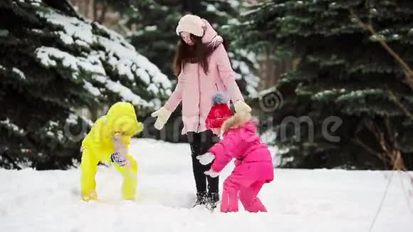 快乐的家庭享受冬天的雪日和打雪球视频的预览图