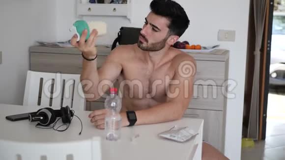 男人从搅拌机里喝蛋白质摇床视频的预览图