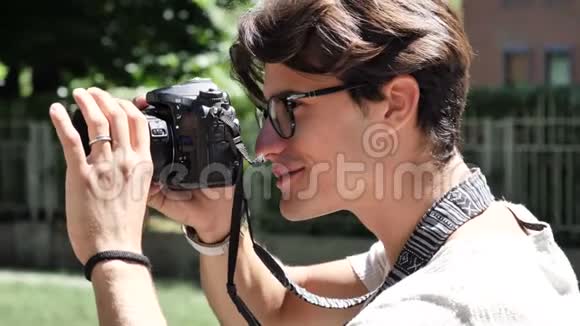 英俊的年轻男性摄影师拍照视频的预览图
