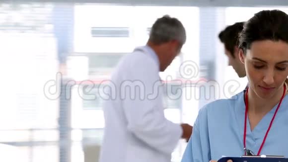 微笑的护士拿着剪贴板视频的预览图