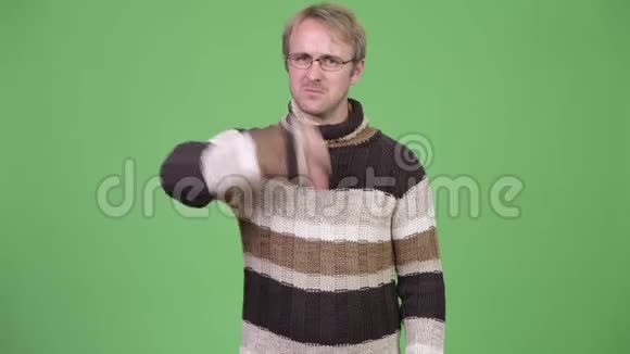 工作室拍摄的愤怒男子拇指向下视频的预览图