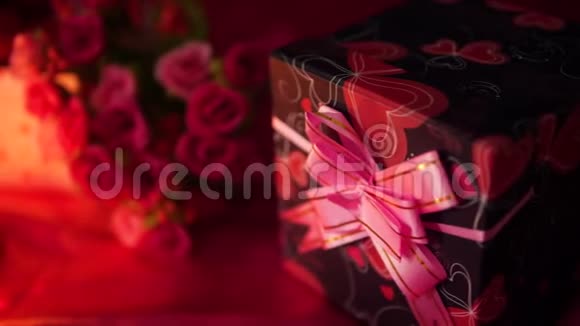 情人节快乐有礼品盒和鲜花片段视频的预览图