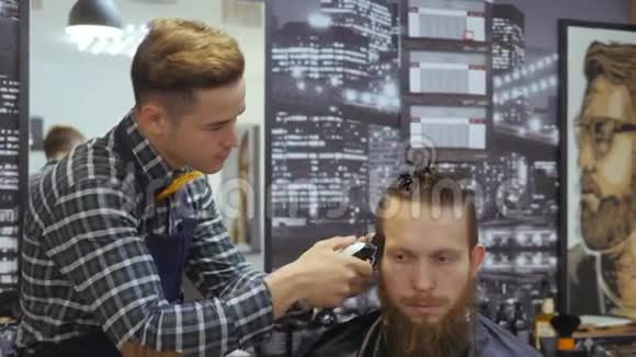 男士美容师理发店头发护理理发师为留胡子的人做发型这就是视频的预览图