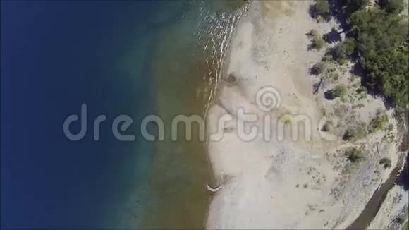 智利湖和山的鸟瞰图视频的预览图
