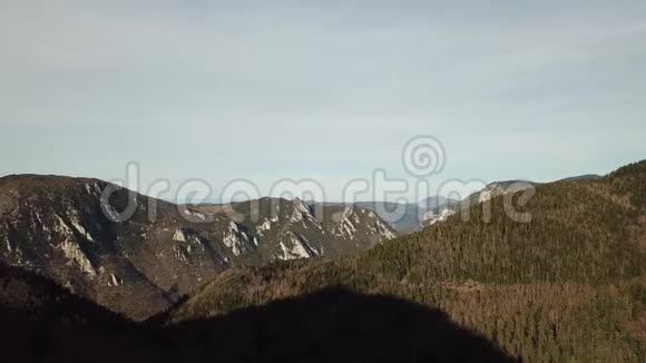 法国奥西塔尼的比利牛斯山景观鸟瞰图视频的预览图