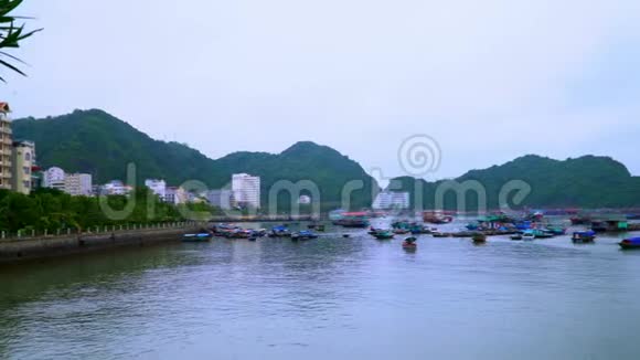 美丽的船景受欢迎的旅游目的地越南的海湾猫王视频的预览图