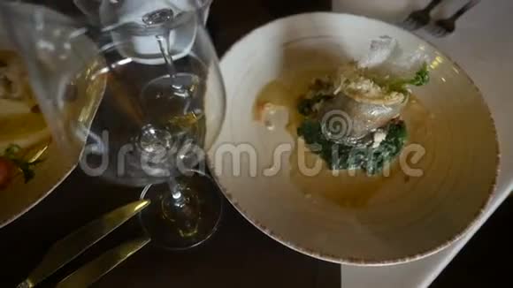 美味的装饰食品在一家豪华餐馆的桌子上视频的预览图