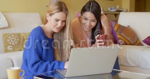 两个快乐的年轻女人上网视频的预览图