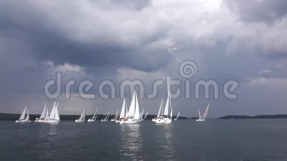 帆船漂浮在云层中视频的预览图
