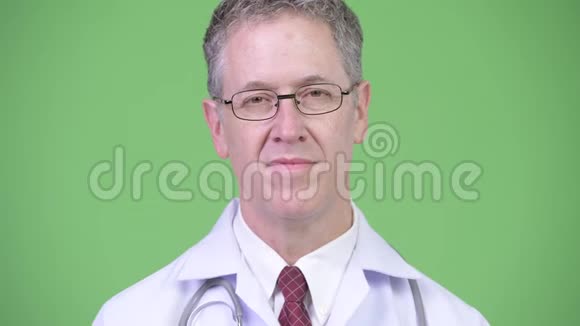 快乐成熟男子医生戴眼镜的画像视频的预览图