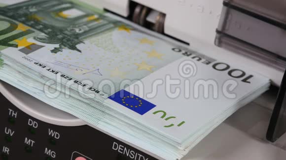 现金点钞机钞票柜台正在计算100欧元的钞票视频的预览图
