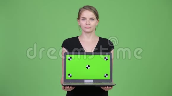 年轻快乐的女商人展示笔记本电脑视频的预览图