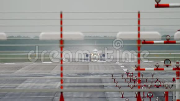 雨天飞机起飞视频的预览图