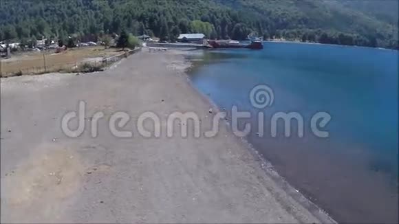 智利湖和山的鸟瞰图视频的预览图