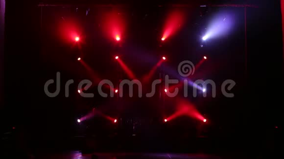 音乐会上彩灯舞台灯光和烟雾视频的预览图