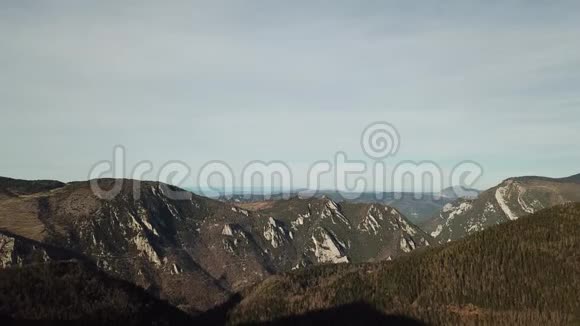 法国奥西塔尼的比利牛斯山景观鸟瞰图视频的预览图