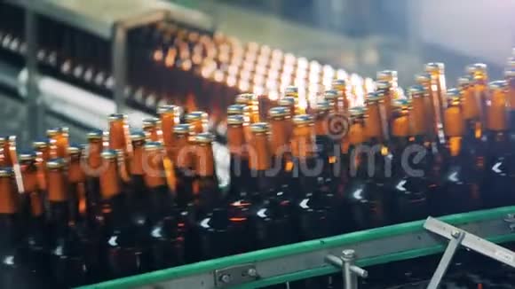 啤酒厂设备移动瓶子与啤酒关闭视频的预览图