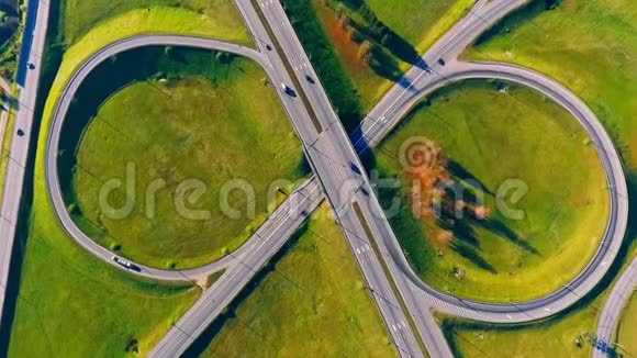 汽车在公路交汇处行驶十字路口公路的鸟瞰图视频的预览图
