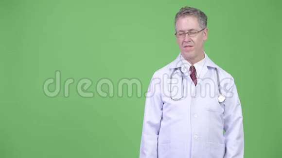 一幅成熟的男医生的画像视频的预览图