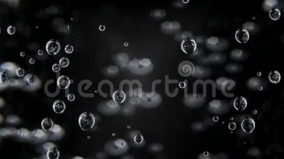 玻璃中的矿泉水气泡视频的预览图