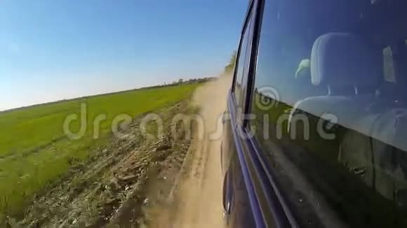 在农村快速驾驶汽车摄像机在外面瞄准后面视频的预览图