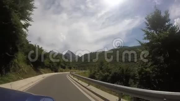 乘坐越野车在弯曲的山路上行驶视频的预览图