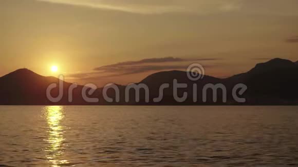 傍晚日落时海景山和大海黑山视频的预览图