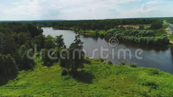 俄罗斯河流的鸟瞰图视频的预览图