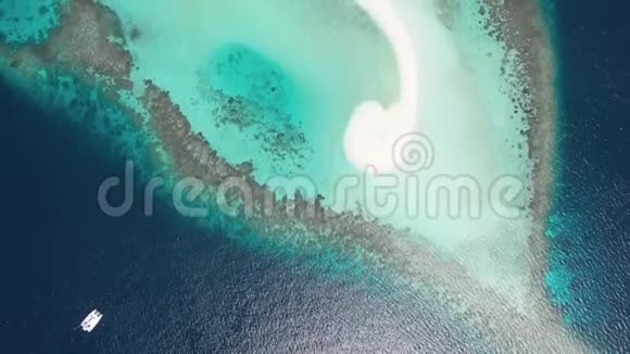 鸟瞰图热带海洋中的岛屿视频的预览图