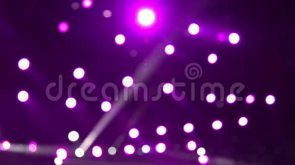 聚光灯穿过舞台上的黑暗舞台灯光几个投影仪在黑暗中视频的预览图