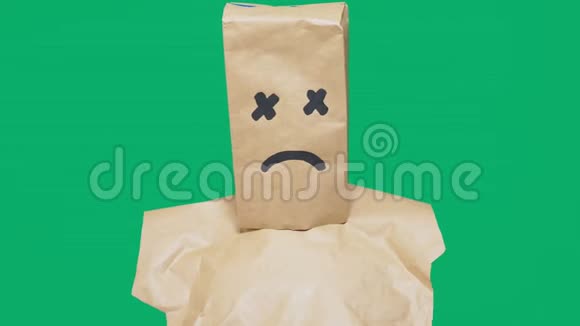 情感概念手势一个头上戴着一个包裹的人脸上涂着微笑疲惫不堪视频的预览图