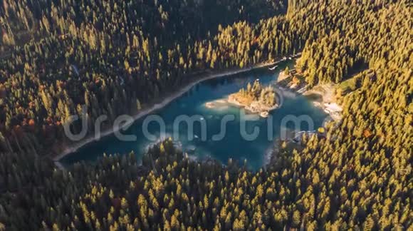 秋湖森林山脉库马塞斯威兹兰空中4k视频的预览图