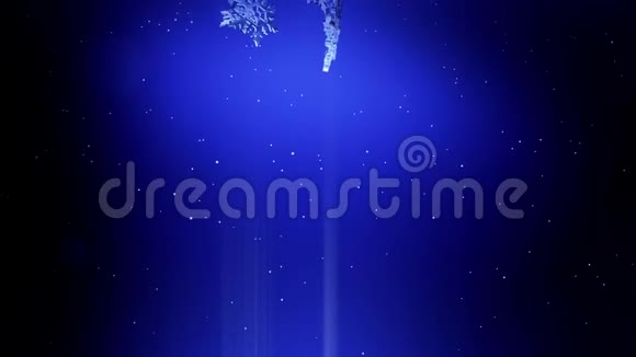闪亮的3D雪花在空气中缓慢地漂浮在蓝色背景下在夜间发光使用动画圣诞视频的预览图