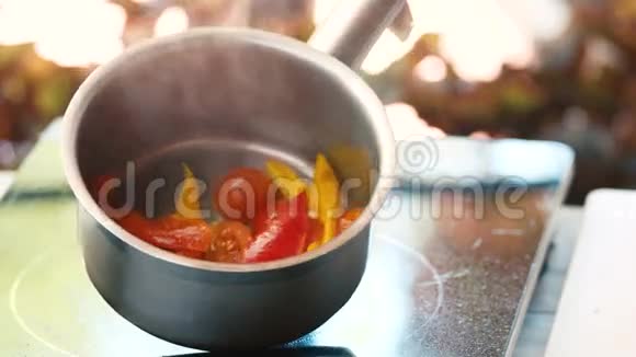 平底锅里的蔬菜视频的预览图
