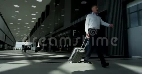 商务人士在机场散步视频的预览图