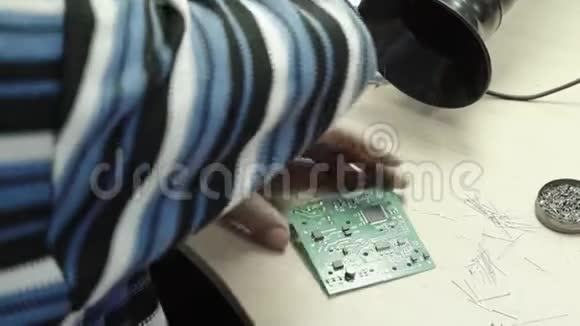 一名工人正在制作一个电子板特写镜头视频的预览图