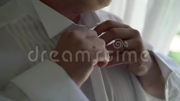 男士扣扣子衬衫视频的预览图