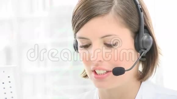在呼叫中心工作的微笑女人视频的预览图