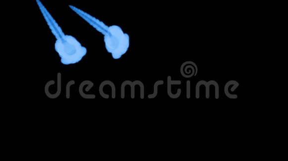 许多流动的荧光蓝墨水或烟雾隔离在黑色的缓慢运动蓝色油漆在水中卷曲用途视频的预览图