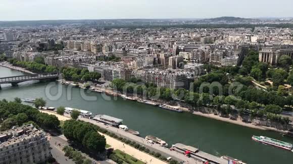 从法国巴黎埃菲尔铁塔俯瞰巴黎天际线视频的预览图