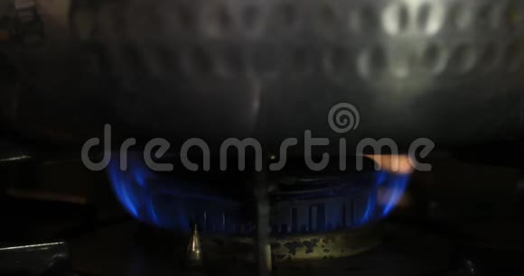 厨房里银锅下面的热量点燃视频的预览图