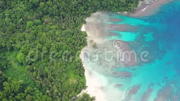 巴布亚新几内亚热带岛屿珊瑚礁和泻湖空中活动视频的预览图