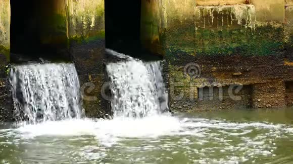 日常生活视频雨后城市里一条运河里的水正在流向大海排水及防止水浸视频的预览图