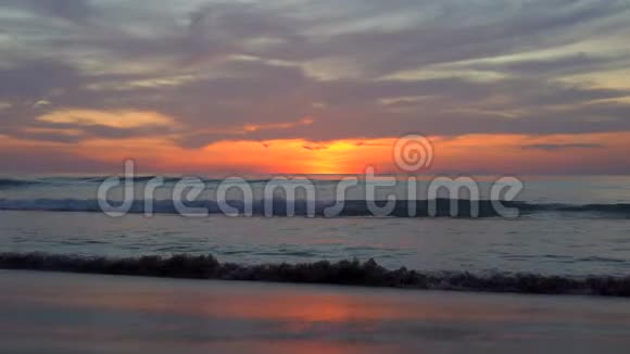 海滩上美丽的日落海浪平静视频的预览图