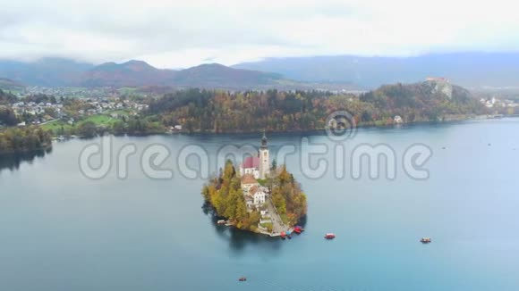 著名湖泊的鸟瞰与小岛和玛利亚朝圣教堂流血视频的预览图