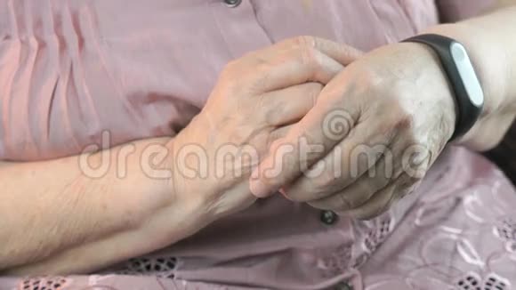 那位老妇人使用腕带健身追踪器视频的预览图