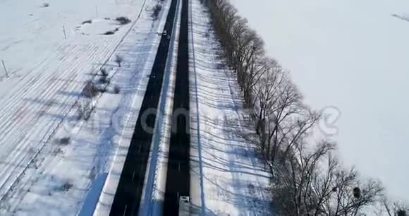 冬季雪道的鸟瞰图视频的预览图