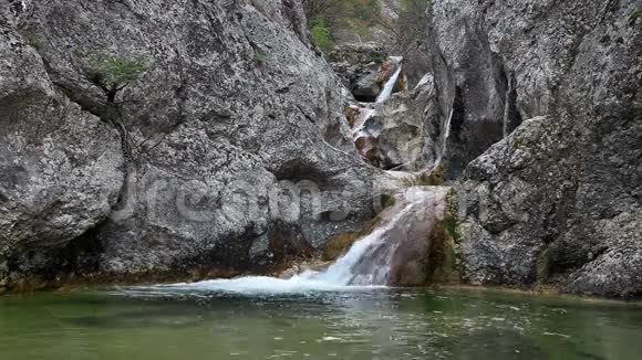 河流在岩石之间流动视频的预览图