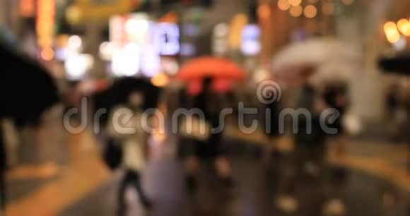 在东京的Shibuya过境点散步的人雨天视频的预览图